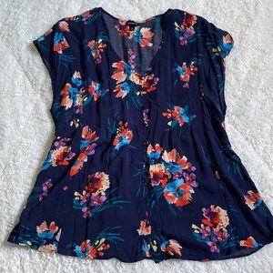 Torrid Cap Sleeve Blouse Navy with Floral Pattern. Torrid Size: 0 (12/L) EUC